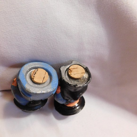 Vintage Amish Couple Salt and Pepper Shakers Cast Metal - Picture 4 of 6